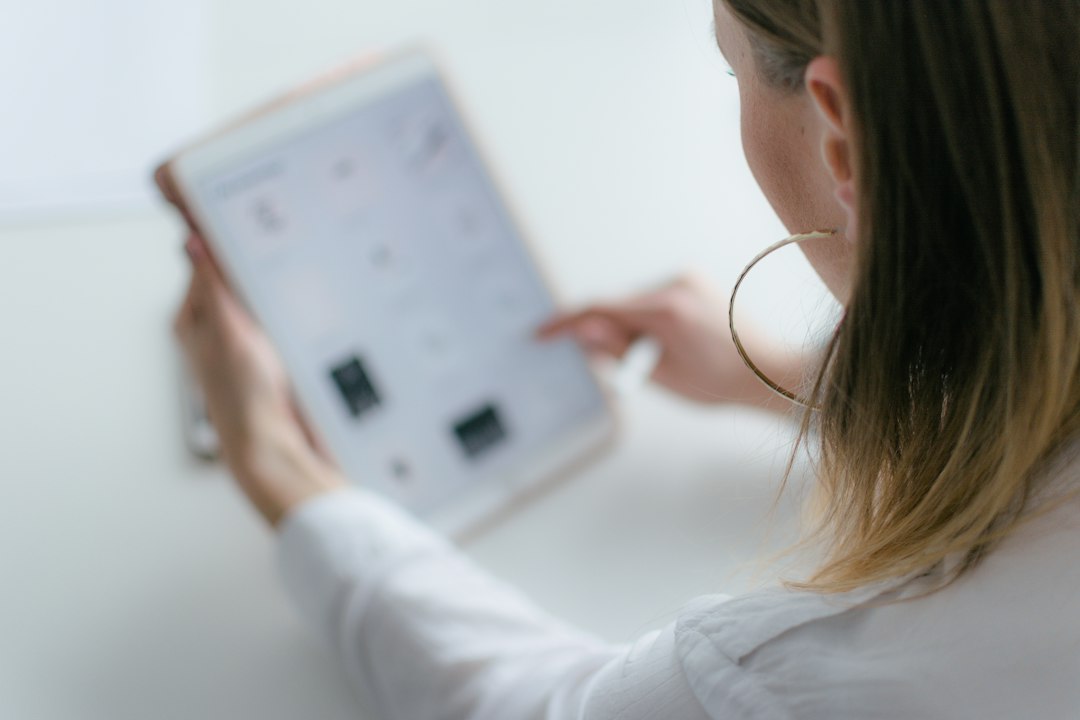 Blogger comparing best AI writing assistants on a tablet